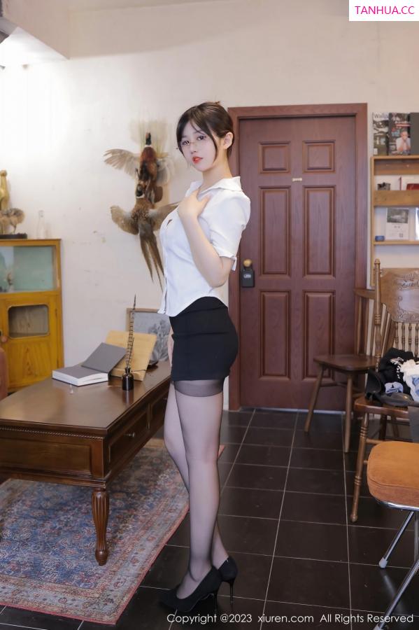   [XiuRen]高清写真图 2023.06.01 No.6838 岁小岁 短裙美臀第3张图片